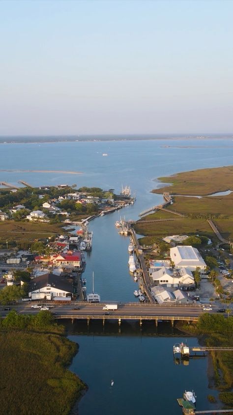 mpeacockmedia on Instagram: Shem Creek ☀️ • • • • • • • • • • • #charleston #charlestonsc #discoverunder10k #explorecharleston #explorepage #microinfluencer #vibe… Charleston Captions, Shem Creek Charleston, Charleston Vibes, Charleston Summer, Charleston Trip, Shem Creek, Charleston Travel, House By The Sea, Coastal Life