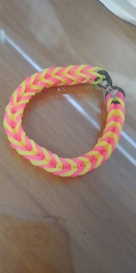 My Pink Lemonade Fishtail Rainbow Loom Bracelet That I Started Making Yesterday & This Morning Today!🌈😍😘❤💛❤💛❤💛❤💛❤💛❤💛❤ Preppy Rainbow Loom Bracelets Ideas, Cute Rainbow Loom Bracelets, Loombands Bracelet, Loomband Ideas, Fishtail Rainbow Loom, Fishtail Loom Bracelet, Rainbow Loom Fishtail, Loom Bands Designs, Loom Bands Tutorial