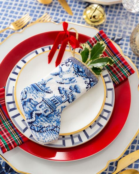 Holiday Table Inspiration, Christmas Table Inspiration, Christmas Chinoiserie, Tree Decoration Ideas, Christmas Colour Schemes, Christmas Place Settings, Chinoiserie Christmas, Blue Christmas Decor, Chinoiserie Blue