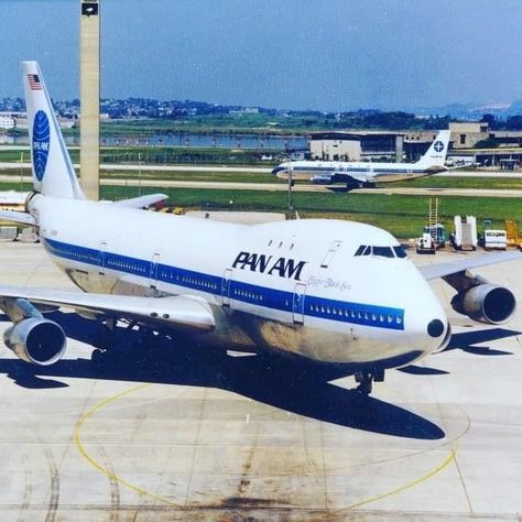 Pan American Airlines, Old Aircraft, Boeing 747 8, Pan American Airways, Bus Advertising, Gulfstream G650, Airplane Hangar, Aircraft Images, Air Carrier