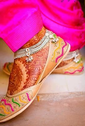 Meri JHANJAR mahi da naam lendi a... Bridal Anklet, Mehndi Style, Beautiful Anklet, Anklet Designs, Punjabi Jutti, Ankle Jewelry, Silver Anklets, Jhumka Earrings, Foot Jewelry