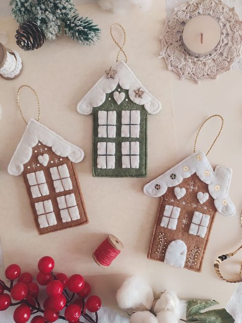 Felt Christmas Gingerbread House, Felt Decorations Home, Felt Winter Decorations, Felt Houses Christmas, Sewing Felt Ornaments, Felt Ornaments Ideas, House Felt Ornament, Cute Felt Christmas Ornaments, Embroidered Gingerbread House