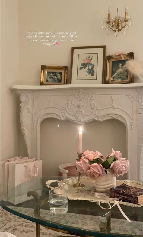 Vintage Coquette Living Room, Princess Apartment Aesthetic, Dreamy Bedrooms Romantic, Coquette Living Room, Mina Marlena, Feminine Room, Romantic Coquette, Rose Flower Bouquet, Decoration Event