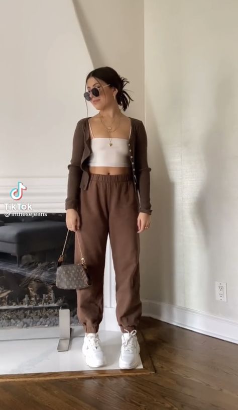 Dark Brown Joggers Outfit Women, Brown Joggers Outfit Women, Brown Joggers Outfit, Brown Sweatpants Outfits, Brown Top Outfit, Jogger Pants Outfit Women, Outfit Cafe, All Brown Outfit, Joggers Outfit Women