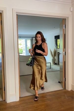 Gold Satin Skirt, Long Satin Skirt, Silk Slip Skirt, Satin Skirt Outfit, Summer Office Outfits, Office Fits, Long Skirt Outfits, Summer Office, Looks Party