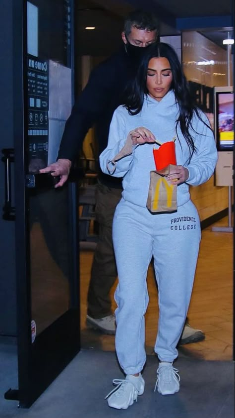 Kim Kardashian Everyday Outfit, Kim Kardashian Hoodie Outfit, Kim Casual Outfits, Kim Kardashian Sweatpants Outfit, Jogging Pants Outfit, Sweatsuit Outfits Women, Jogging Suits For Women, Outfit Jogging, Yeezy Outfit Women