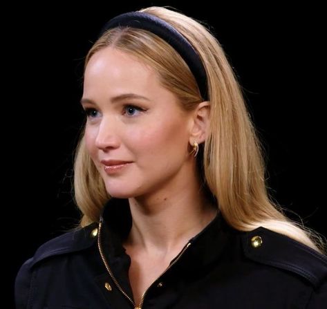 Formal Headband Hairstyles, Quiet Luxury Hairstyle, Jennifer Lawrence Makeup, Jeniffer Lawrance, Black Hairband, Hairband Hairstyle, Jennifer Lawrence Hair, Hot Ones, Hair Stylist Life