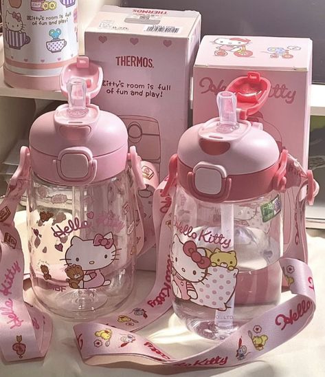 Hello Kitty Water Bottle, Hello Kitty Baby, Kitty Clothes, Charmmy Kitty, Hello Kitty Clothes, Hello Kitty Themes, Kitty Baby, Hello Kitty Aesthetic, Cute Water Bottles