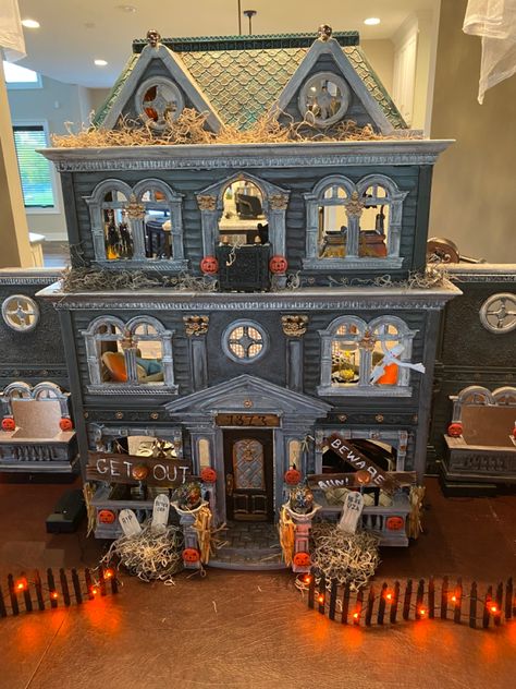 Halloween Village Display Ideas Diy, Dollhouse Makeover Halloween, Halloween Dollhouse Diy, Halloween Haunted House Diy, Halloween Doll House, Spooky Dollhouse, Doll House Makeover, Painted Dollhouse, Haunted House Drawing