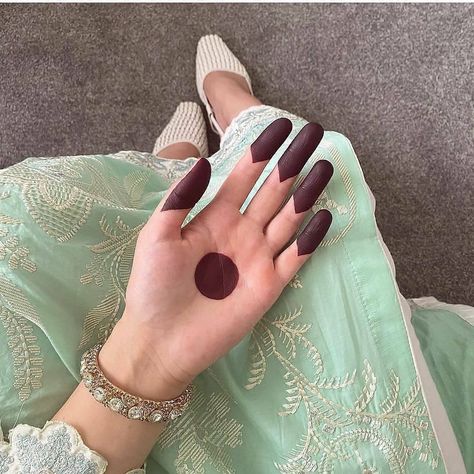 Komal Sattar on Instagram: “#Simple yet so amazing that you would want to try this design right away!!!! @doctorblogger” Marudhani Design, Front Palm Mehndi Designs Simple Aesthetic, Henna Fingertips, Marudhani Designs, Minimal Mehandi Design, Mehendi Designs For Hands Arabic, Minimalist Mehndi Designs, Minimalist Henna Design, Simple Henna Designs Palm