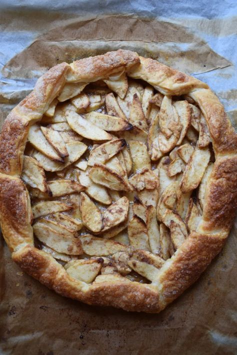 Puff pastry Apple Galette - Julia's Cuisine Apple Frangipane Galette, Puff Pastry Apple Pie Recipe, Apple Galette With Puff Pastry, Apple Tart Recipe Puff Pastry, Apple Dessert With Puff Pastry, Apple Galette Puff Pastry, Gallette Recipe Puff Pastry, Apples Puff Pastry Recipes, Puff Pastry And Apples