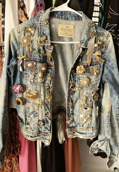 Altered Denim Jacket, Embellished Jackets, Denim Diy Clothes, Look 80s, Diy Denim Jacket, Embellished Denim Jacket, Diy Jacket, Denim Ideas, Embellished Jacket