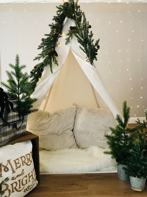 Teepee Tent Christmas Photoshoot, Christmas Mini Session Indoor Setup, Christmas Tee Pee, Christmas Photoshoot Diy Backdrop Ideas, Minimalist Christmas Mini Sessions, Simple Christmas Setup Photography, Summer Christmas Photoshoot, Christmas Tent Photoshoot, Christmas Indoor Photoshoot Ideas