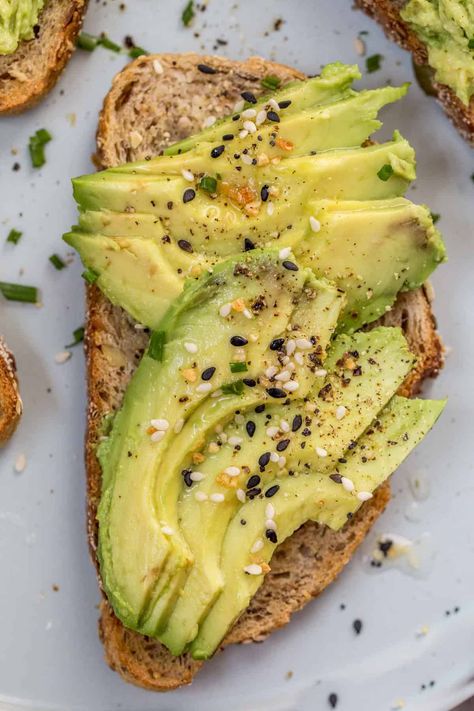 Avocado Toast (Topping Ideas and Tips) - Valentina's Corner Homemade Banana Pancakes, Avocado Sandwiches, Simple Avocado Toast, Easy Banana Pancakes, Light Lunches, Thanksgiving Breakfast, Banana Pancakes Recipe, Avocado Toast Recipe, Ultimate Breakfast