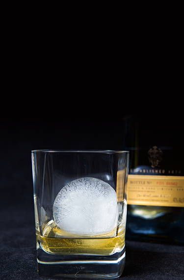 Ball Ice Cubes, Whisky Ice, Sphere Ice, Whiskey Ice, How To Make Crystals, Ice Ball Maker, Round Ice, Silicone Tray, Clear Ice