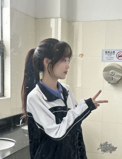 Asian High Ponytail, Pe Uniform School Korean, Chinese Ponytail Hairstyle, Chinese School Uniform Girl, Chinese School Aesthetic, Chinese Girl Outfit, Chinese Ponytail, Chinese School Uniform, School Ponytail