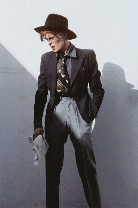 David Bowie photographed by Steve Schapiro, 1975. Angela Bowie, David Bowie Fashion, Ziggy Stardust, I'm With The Band, Stevie Wonder, Glam Rock, David Bowie, Stardust, Billie Eilish