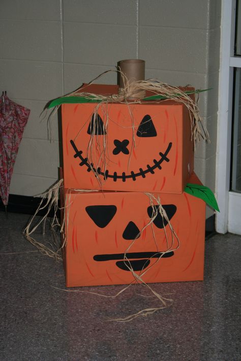 Halloween jack-o-lanterns ~ painted cardboard boxes and carpet tubes! Halloween Box Decorating Ideas, Halloween Decorations With Boxes, Halloween Crafts With Cardboard, Halloween Decor With Cardboard, Halloween Cardboard Box Ideas, Cafeteria Halloween Decorations, Cardboard Crafts Halloween, Cardboard Box Halloween Decor, Halloween Cardboard Decorations