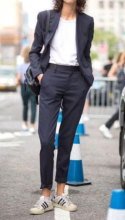 Women Suits and Sneaker Trend #womansuits  #womansneaker #fashionactivation #womanfashion Suits And Sneakers, Work Outfit Office, Mode Boho, Summer Work Outfits, Trending Sneakers, Black Suit, Casual Work Outfits, Casual Suit, Tomboy Fashion