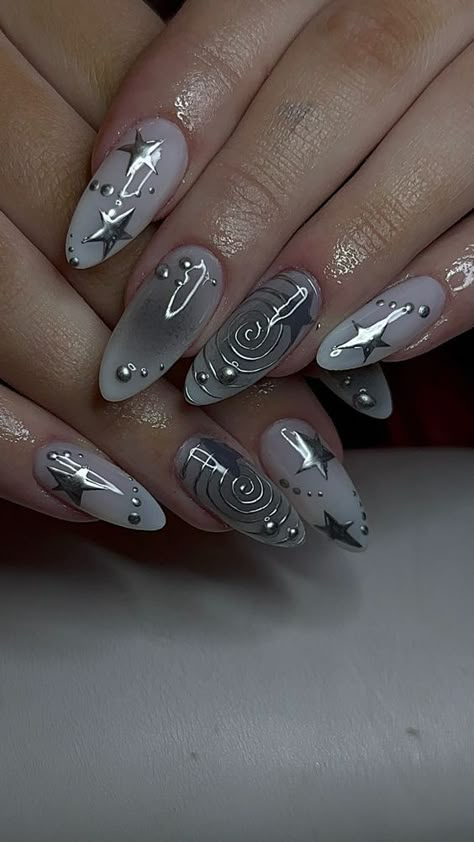 Silver Nail Designs Almond, Chrome Grey Nails, New Years Nails Silver, Silver Chrome Nails Designs, Silver Nails Acrylic, Starry Nails, Chrome Nails Silver, Sliver Nails, Silver Nail Designs