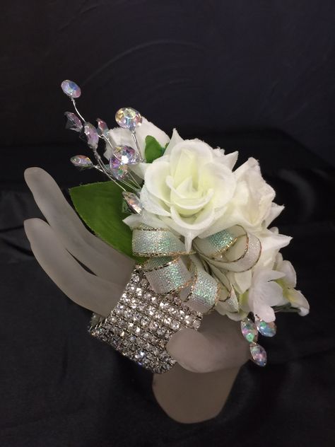 Prom Corsages 2023, Diy Corsage Wristlet, Diy Wedding Wreath, Homecoming Flowers, Small Flower Design, Homecoming Corsage, Wrist Corsage Prom, Prom Corsage And Boutonniere, Corsage Ideas