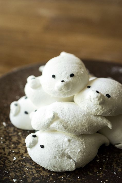 Marshmallow Polar Bear, Seal Marshmallow, Piped Marshmallow Animals, Marshmallow Character Recipe, Cute Marshmallow Recipe, Fun Candy Ideas, Marshmallow Figures Recipe, Marshmallow Figures, Seal Cake