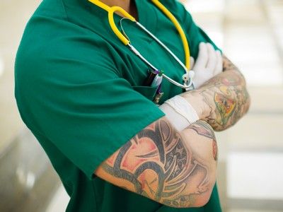 ¿Quién dijo que los doctores no pueden tener tatuajes? Nurses Tattoo, Tiny Cross Tattoo, Nurse Tattoo, Hello Nurse, Magic Tattoo, Nurse Shirts, Male Nurse, Military Nurses, Professional Appearance