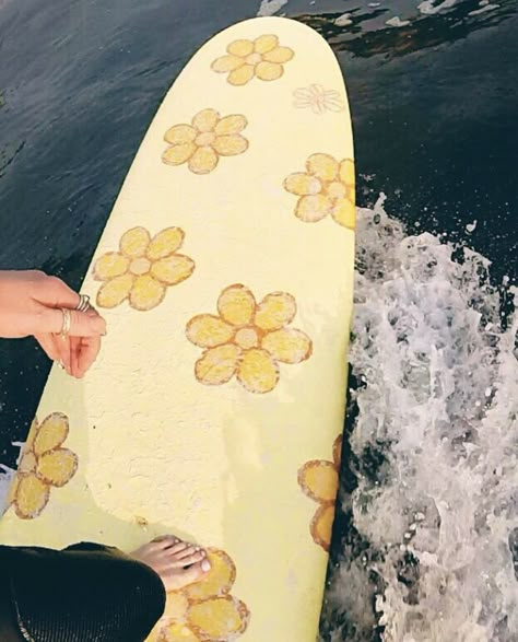 Yellow Surfboard Aesthetic, Surf Boards Aesthetic, Surf Board Aesthetic, Painted Surfboard Ideas, Surf Boards Designs, Painting Surfboards, Surf Board Painting, Long Board Surf, Surfboard Paint