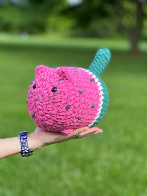 Watermelon Crochet, Fruit Loaf, Crochet Watermelon, Loaf Cat, Crochet Plushie, Confection Au Crochet, Crochet Fruit, Quick Crochet Patterns, Crochet Food