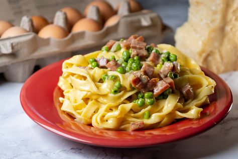 Fettuccine alla Papalina | Roman Ham & Pea Pasta Recipe Pasta Grammar Recipes, Traditional Italian Food Recipes, Pasta Grammar, Gnocchi Tomato Sauce, Pea Pasta Recipe, Carbonara With Peas, Roman Pasta, Traditional Italian Food, Tagliatelle Recipe