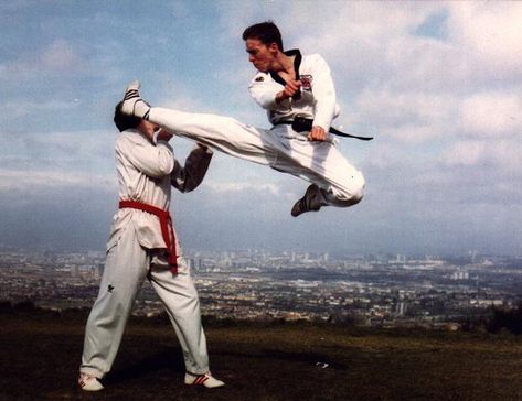 Taekwondo kick right to his face! Korean Martial Arts, Tae Kwon Do, Side Kick, Martial Arts Techniques, Pencak Silat, Martial Arts Styles, Hapkido, Martial Artist, Aikido