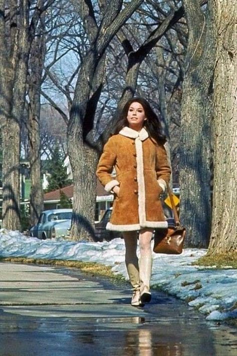 70s Winter Fashion, 70s Winter, Todd Anderson, Mary Tyler Moore Show, Tyler Moore, Graphic Print Dress, Feminist Icons, Mary Tyler Moore, 60s And 70s Fashion