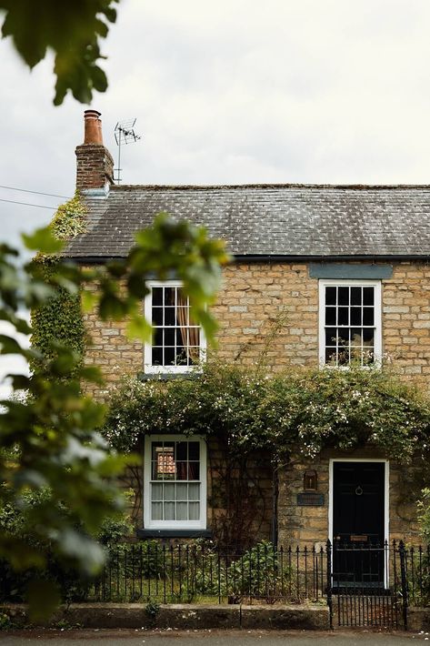 Historical Home Kitchen, Plain English Design, British Cottage Interior, English Cottage Exterior, English Country Interiors, English Cottage Kitchens, Old English Cottage, Historic Cottage, 25 Beautiful Homes