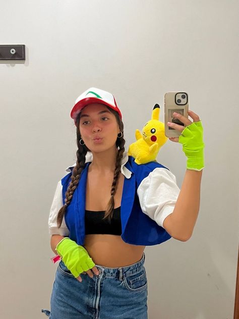 Female Ash Ketchum Costume, Funny Customes Halloween Ideas, Asian Halloween Ideas Costumes, Ash Halloween Costume, Ash Ketchum Halloween Costume, Warm Costume Ideas, Ash Pokemon Costume, Brunette Costume Ideas, Brunette Halloween Costumes Ideas