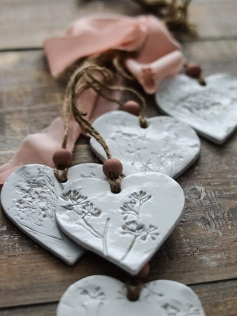 Clay Heart Ornaments, Beginner Ceramics, Bridal Shower Party Favors, Clay Heart, Diy Air Dry Clay, Air Dry Clay Projects, Clay Crafts Air Dry, Bunker Hill, Clay Craft