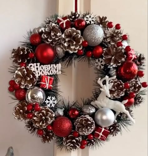 Diy Wreath For Christmas, Bozicni Vijenac Za Vrata, Handmade Christmas Wreath, Wreath Ideas Christmas Diy, Christmas Crown Door, Christmas Wreaths For Front Door Diy, Wreath Decorating Ideas, Dollar Store Christmas Crafts, Rustic Christmas Wreath