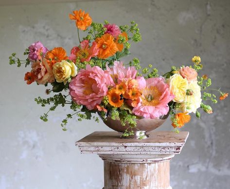 Lady's Mantle (Alchemilla aka the alchemist) saving my buns once again this year. Traditional Floral Design, Wedding Forward, Beautiful Flower Arrangements, Deco Floral, Bouquet Wedding, Arte Floral, Floral Centerpieces, Beautiful Blooms, Design Floral