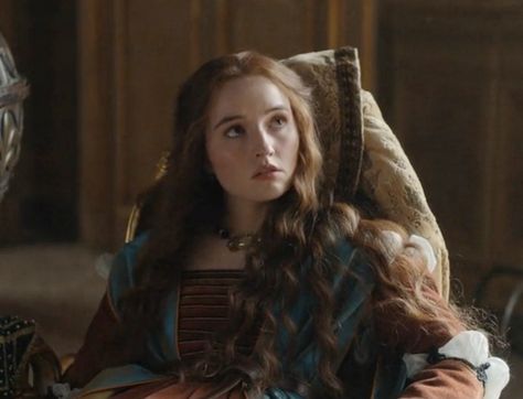 Kaitlyn Dever, Growing Strong, King's Landing, Asoiaf Art, Sansa Stark, House Of Dragons, Pose Reference Photo, Period Dramas, Face Claims