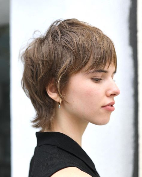 Feathered Mullet for Fine Hair Mullet Haircut Woman, Short Hairstyles Fine, Shaggy Short Hair, Mullet Haircut, Hair Inspiration Short, Short Layered, Punk Hair, Short Layered Haircuts, Wolf Cut