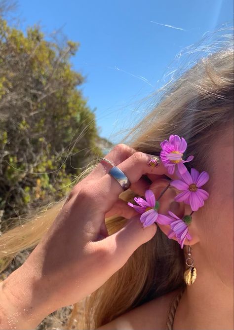 Flower In Ear Aesthetic, Flowers Beach Aesthetic, Flowers Beach, Eye Pictures, Beach Aesthetic, Jewelry Inspo, Pic Ideas, Beach Jewelry, Photo Inspo