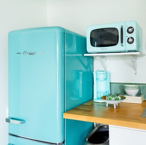 Retro Kitchenette, Motel Kitchenette, Mid Century Motel, Retro Motel, Old Motel Room, Palm Springs Aesthetic, 1960s Motel, Retro Refrigerator, Colorful Interior Design