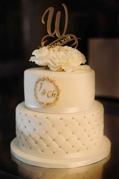 White Wedding Cake With Gold, Wedding Cake Minimalist, Minimalist Wedding Cake, White Minimalist Wedding, Wedding Cake With Gold, Wedding Reception Cake, Wedding Cake Simple Elegant, White And Gold Wedding Cake, Minimalist Cake