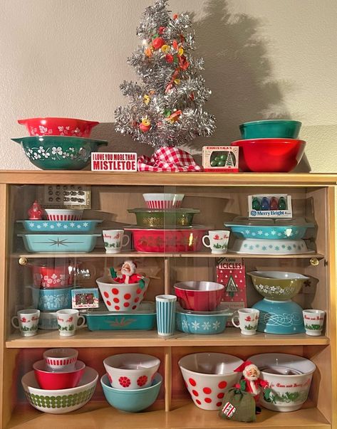 Vintage Fall Pyrex Display, Snowflake Pyrex Vintage, Pyrex Collection Display, Pyrex Christmas Display, Pyrex Display Ideas, Vintage Pyrex Display, Christmas Pyrex, Red Enamelware, Pyrex Display