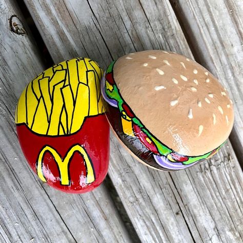 Burger  Fries! #TheKindnessRocksProject #RandomRocksOfKindness #PaintedRocks #PaintingRocks #RockPainting #Rocks #Art #stone… Easy Diy Paint, Rock Painting Ideas, Painted Rocks Kids, Painted Rocks Craft, Painted Rocks Diy, Rock Painting Ideas Easy, Hur Man Målar, Paint Rock, Rock Painting Designs