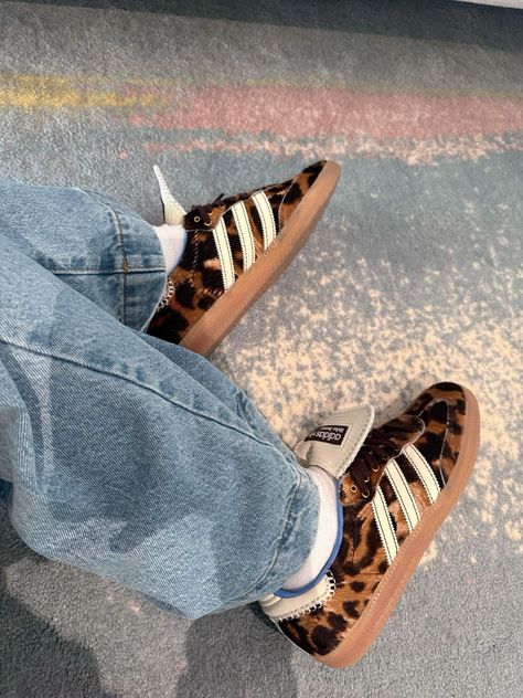 Adidas Samba Cheetah, Adidas Cheetah Shoes, Cheetah Print Adidas, Cheetah Print Sambas Outfit, Cheetah Print Sambas, Leopard Print Sambas, Cheetah Aesthetic Fashion, Cheetah Sambas, Leopard Sambas