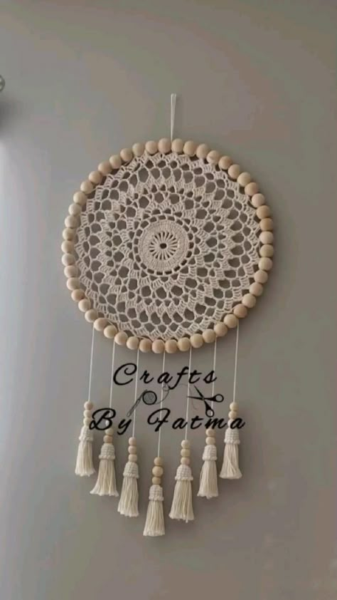 Doily Dream Catchers, Diy Dream Catcher Tutorial, Doily Art, Pola Macrame, Crochet Wall Art, Doilies Crafts, Crochet Dreamcatcher, Boho Crafts Diy, Kawaii Crochet