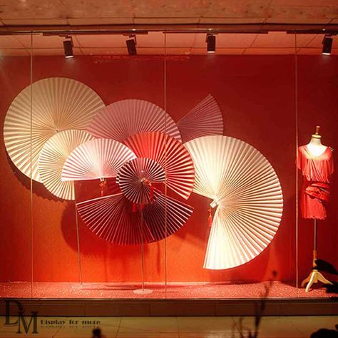 Fashion Window Display, Window Display Retail, Store Window Displays, Visual Merchandising Displays, Window Display Design, Chinese Decor, Paper Fan, Chinese New Year Decorations, Store Window