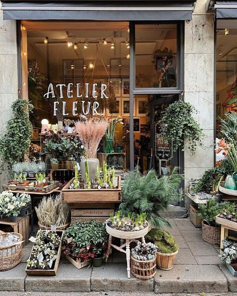 20 Favorite Flower Shops - The Shopkeepers Retail Plant Display, Florist Shop Interior, Flower Shop Display, Garden Center Displays, Flower Shop Interiors, Florist Studio, Flower Shop Decor, Flower Cafe, Flower Shop Design