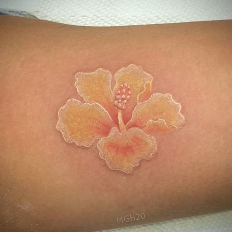 Pink Tattoo On Brown Skin, Red Hibiscus Tattoo, Tattoos On Black Skin, Cutest Tattoos, Hawaii Flower Tattoos, Superhero Tattoos, Hawaiian Flower Tattoos, Hibiscus Flower Tattoos, Simple Flower Tattoo