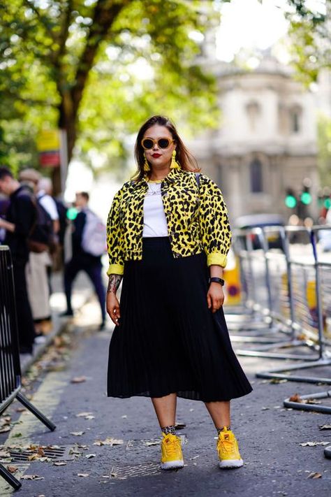 Plus Outfit Ideas, Curvy Street Style, Street Shopping, Sneaker Outfits, Winter Typ, Look Plus Size, Plus Size Fall, Looks Street Style, Yellow Shoes